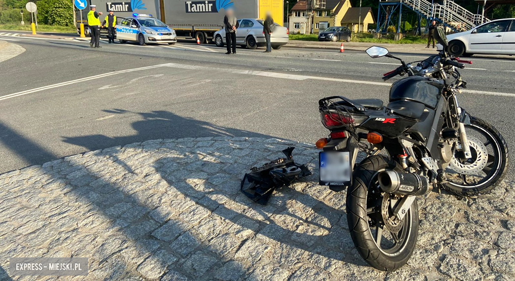 Zderzenie Samochodu Osobowego Z Motocyklem Na Krajowej Semce Foto